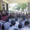 Kapolres Kuningan saat memberikan arahan kepada 96 orang personil bintara baru yang akan bertugas di Polres Kuningan.